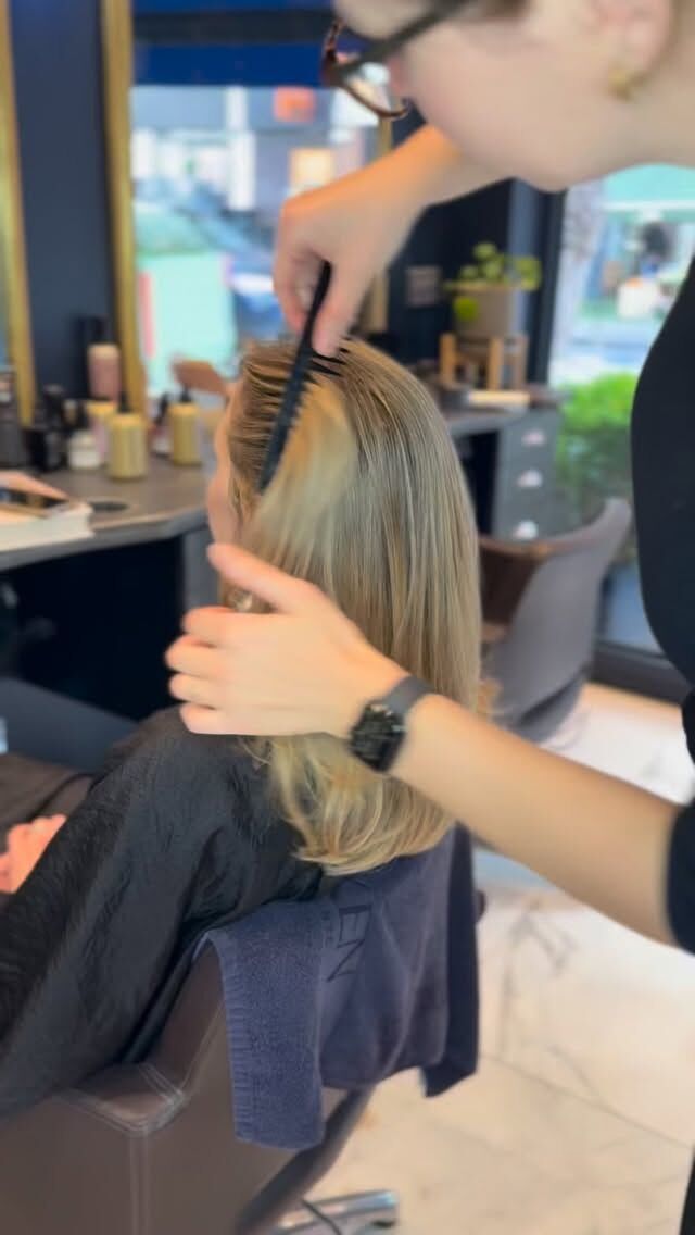 Highlights for a warmer blonde by Patrycja ✨🍁 #highlightsシ゚ #warmerblonde #fulhamhairdresser #hairgoals #blondehair