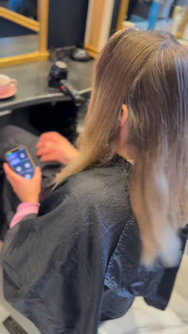 Natural blonde vibes ✨ Teasy lights with seamless blending and healthy, glowing hair 💛 by @lynnsey_naz_zeneldeenhair 
#teasylights #blondespecialist #hairgoals #fulhamhairdresser