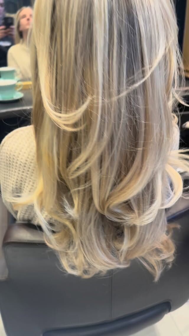 Another beautiful blonde ready for Christmas by @lynnsey_naz_zeneldeenhair ✨
#highlightsシ゚  #blonde #hairtransformation #fulhamhairdresser