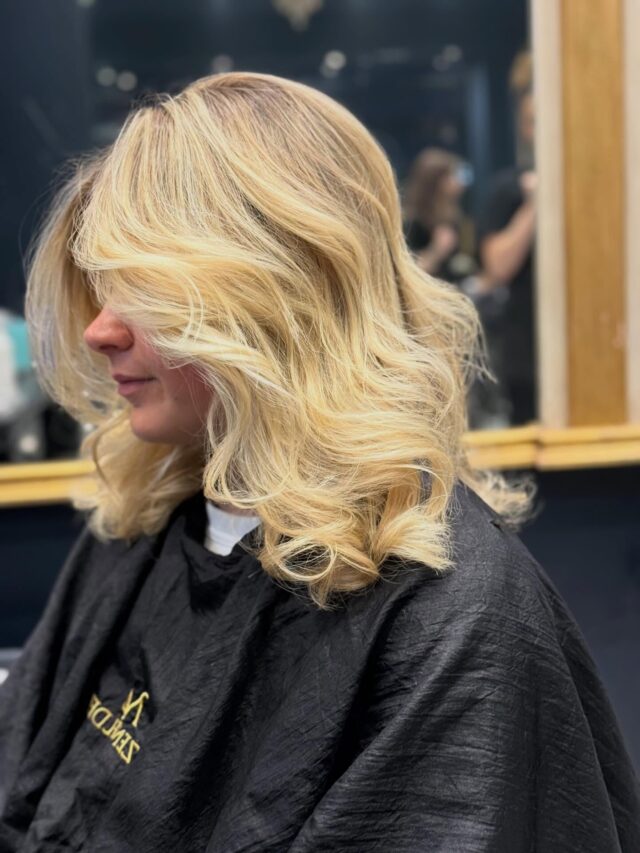 Perfect blonde! Teasy lights, precise cut and smooth blowdry by @lynnsey_naz_zeneldeenhair