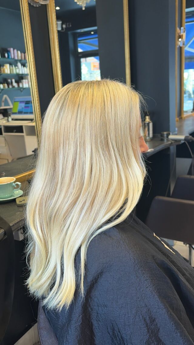 Creamy blonde, right from the root 🤍✨

Created using back-to-back scalp foils for maximum brightness and a seamless blonde that looks like it’s growing straight from the scalp.

Clean, creamy and beautifully blended with no harsh lines — just blonde from root to tip.

Hair by Senior Stylist Daisy ✨

📍 Fulham, London
📲 Ready to go brighter? Book your appointment with Daisy via the link in bio.

#FulhamHairdresser #LondonBlondeSpecialist #ScalpFoils #BlondeSpecialist #CreamyBlonde LondonHairdresser FulhamSalon BlondeHair