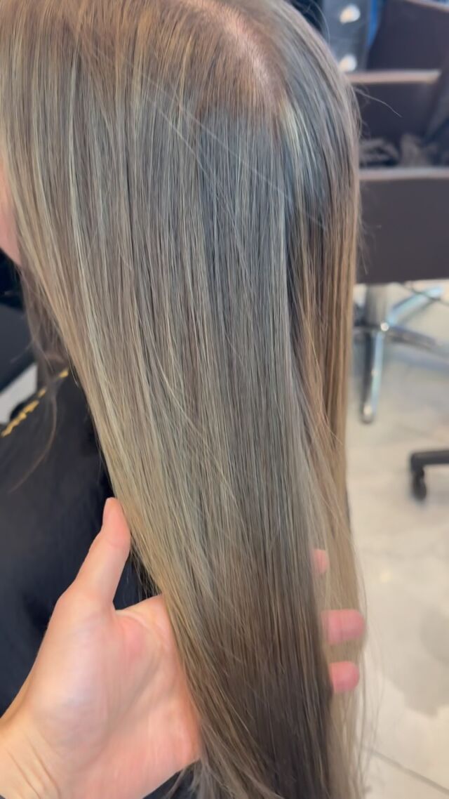 Taking this blondie darker & more lived-in 🤎✨

Patricia added a mix of highlights and lowlights to create depth, dimension and a softer, more blended blonde.

Finished with an all-over gloss to deepen the tone, bring everything together and add that gorgeous shine ✨

The result? A dimensional, lived-in blonde with contrast in all the right places and a much softer grow-out 🤍

Colour by Patricia ✨

#LivedInBlonde #Highlights #Lowlights #FulhamHair #LondonColourist